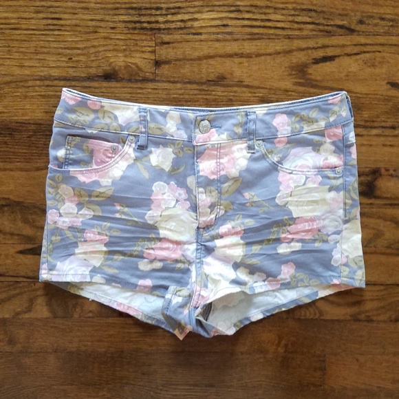 H&M Pants - H&M gray high waist floral shorts size 8